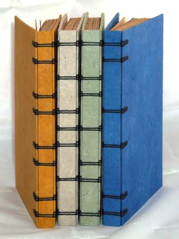 Revue Mensuelle 1924 (12 Numéros): Japon et Extrême-Orient. Reliure Criss-Cross, 4 volumes, lacet cuir noir, papier népalais. 